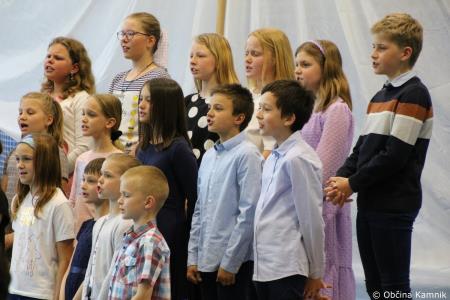 Otroci Osnovne šole Šmartno v Tuhinju z glasbo razpeli jadra (23)